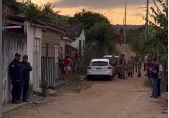 Polícia faz buscas na casa de Sophia e mãe e irmãs são levadas para delegacia Polícia faz buscas na casa de Sophia e mãe e irmãs são levadas para delegacia