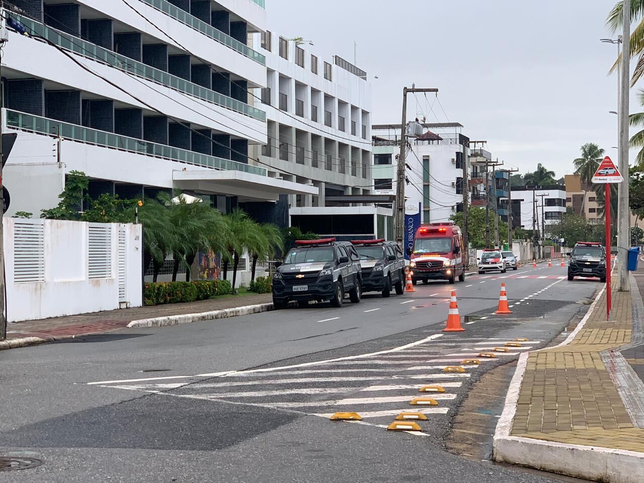 Já duram mais de cinco horas negociações com mulher armada dentro de flat no Cabo Branco Já duram mais de cinco horas negociações com mulher armada dentro de flat no Cabo Branco