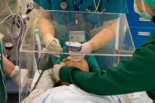 Covid-19: cubo de acrílico que evita contágio é testado em hospitais Covid-19: cubo de acrílico que evita contágio é testado em hospitais