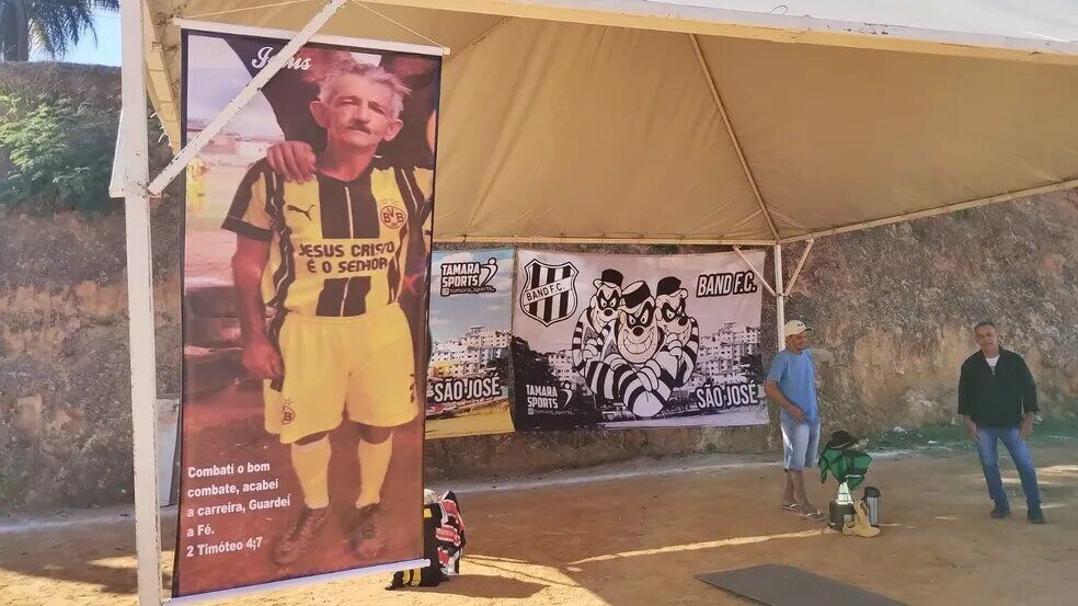 Amigos 'jogam bola com caixão de homem' que cuidava de campo de futebol, em Belo Horizonte; vídeo Amigos 'jogam bola com caixão de homem' que cuidava de campo de futebol, em Belo Horizonte; vídeo