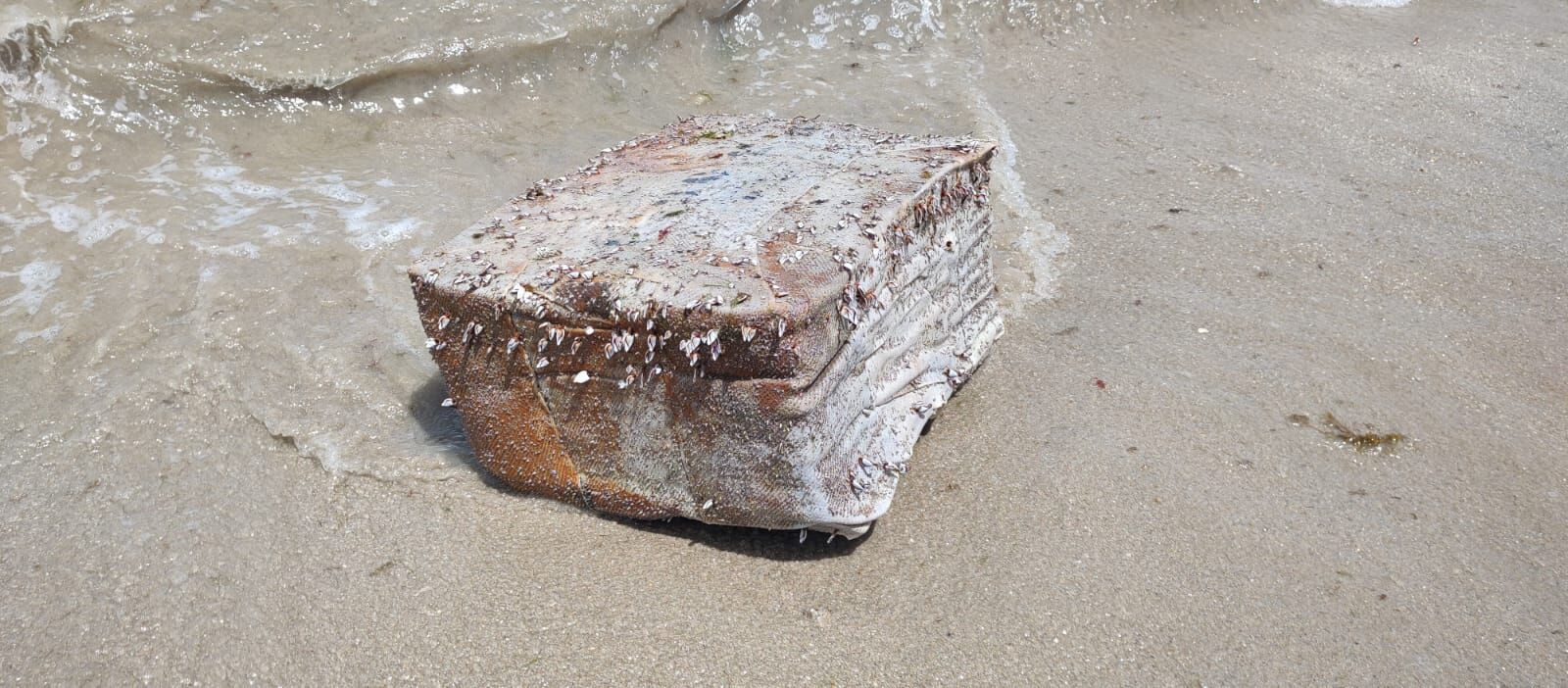 Caixas misteriosas voltam aparecer no litoral da Grande João Pessoa Caixas misteriosas voltam aparecer no litoral da Grande João Pessoa