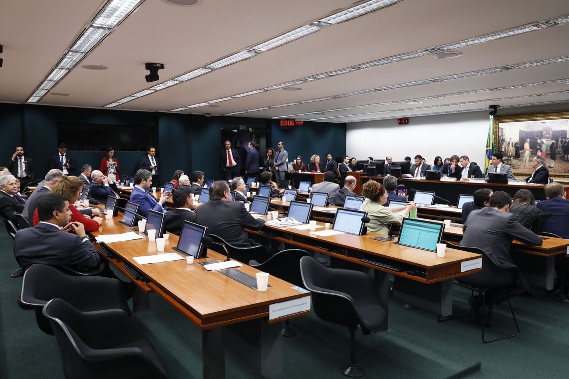 Câmara deve votar projeto alternativo à PEC do Senado que limita poderes do STF Câmara deve votar projeto alternativo à PEC do Senado que limita poderes do STF