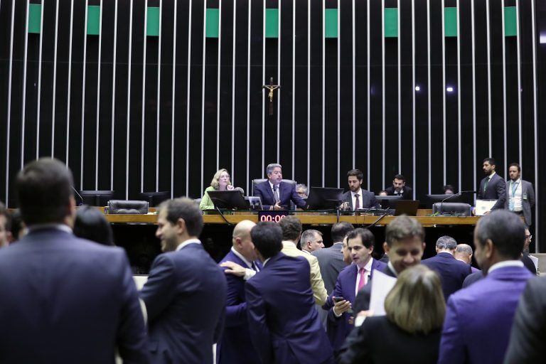 Câmara aprova texto-base de um dos projetos da minirreforma eleitoral e mudanças no texto são discutidas hoje