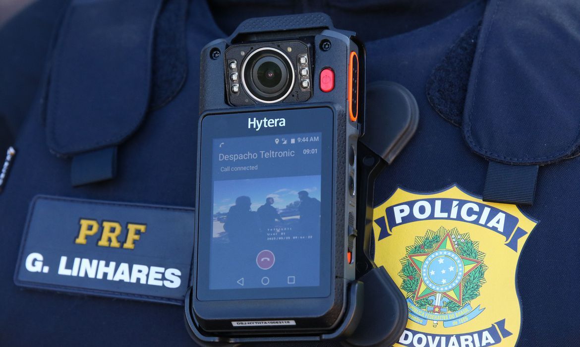 Promotora Cláudia Bezerra afirma que uso de câmeras em uniformes é tendência e pode ajudar a diminuir a letalidade policial câmeras nos uniformes de policiais
