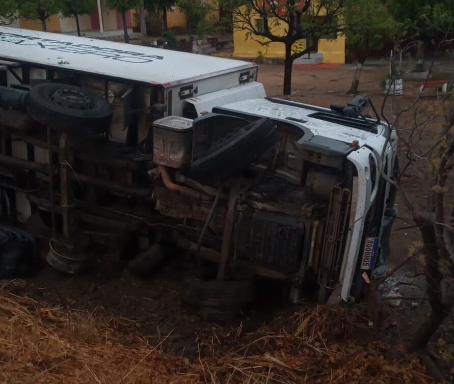Vídeo: caminhão e carro batem de frente e uma pessoa fica gravemente ferida, no Sertão Vídeo: caminhão e carro batem de frente e uma pessoa fica gravemente ferida, no Sertão