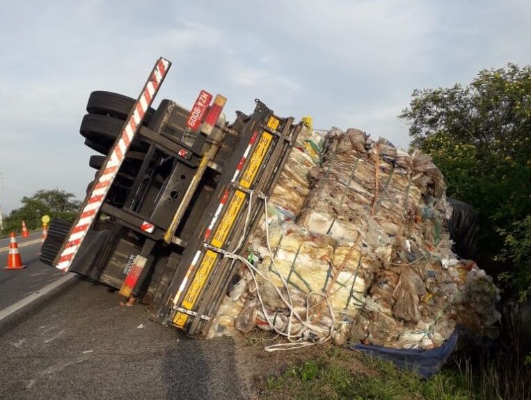 Caminhão carregado de plástico tomba em rodovia próximo ao município de Soledade Caminhão carregado de plástico tomba em rodovia próximo ao município de Soledade