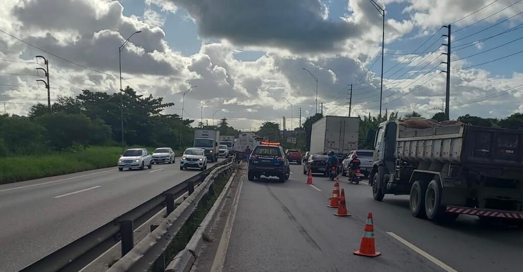 Motorista perde controle de caminhão-tanque e bate contra divisória de ferro na BR-101 em João Pessoa Motorista perde controle de caminhão-tanque e bate contra divisória de ferro na BR-101 em João Pessoa
