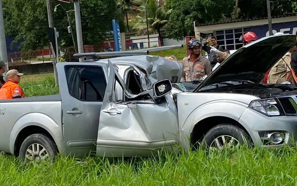 Duas horas após ser atingido por carro, poste de iluminação cai e mata motorista de caminhonete na BR-101 Duas horas após ser atingido por carro, poste de iluminação cai e mata motorista de caminhonete na BR-101