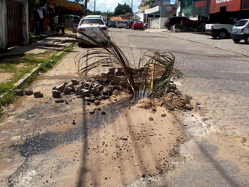 Cano estourado jorra água limpa no bairro da Torre Cano estourado jorra água limpa no bairro da Torre