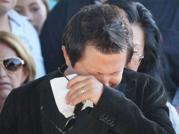 Cantor Giovani chega no fim do enterro da filha em Franca Cantor Giovani chega no fim do enterro da filha em Franca