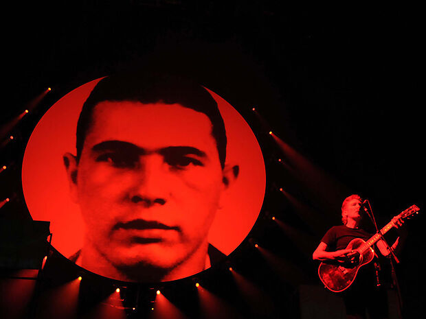 Cantor Roger Waters faz nova homenagem a brasileiro assassinado por policiais em Londres Cantor Roger Waters faz nova homenagem a brasileiro assassinado por policiais em Londres