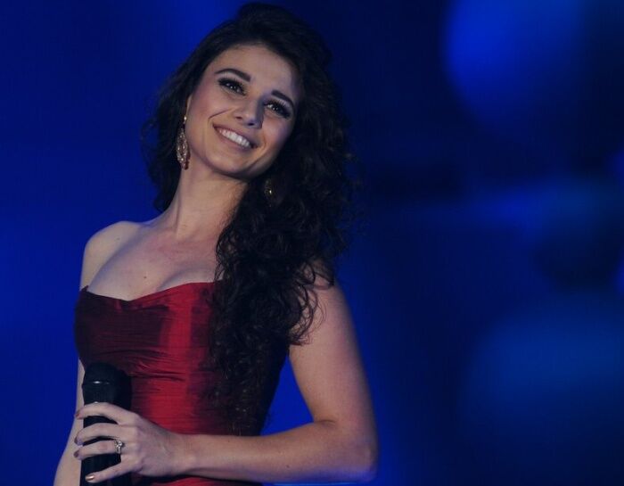 Cantora Paula Fernandes se machuca em show Cantora Paula Fernandes se machuca em show
