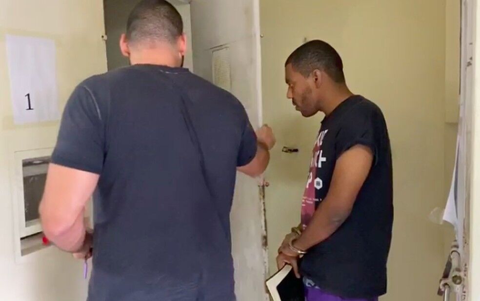 Falso 'sugar daddy' suspeito de estuprar e ameaçar mulheres é preso no Rio de Janeiro Falso 'sugar daddy' suspeito de estuprar e ameaçar mulheres é preso no Rio de Janeiro