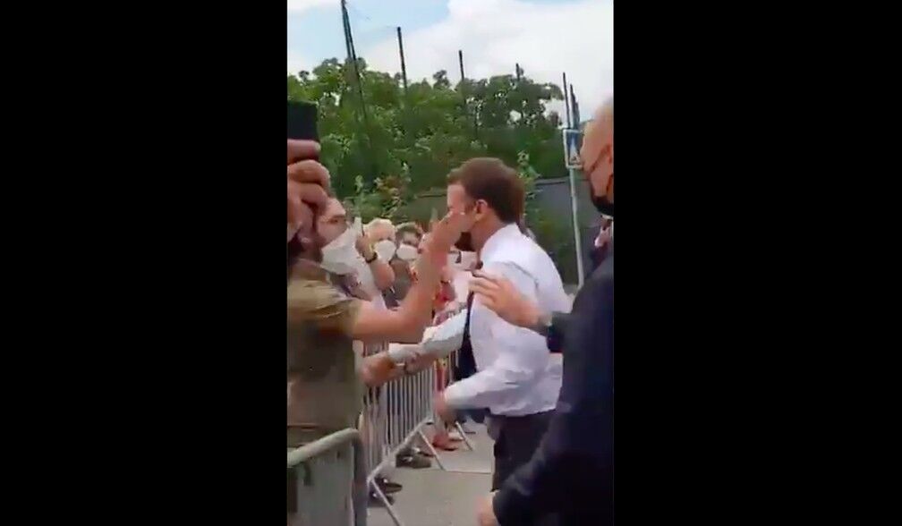 Emmanuel Macron é agredido em viagem ao sul da França; duas pessoas foram detidas Emmanuel Macron é agredido em viagem ao sul da França; duas pessoas foram detidas