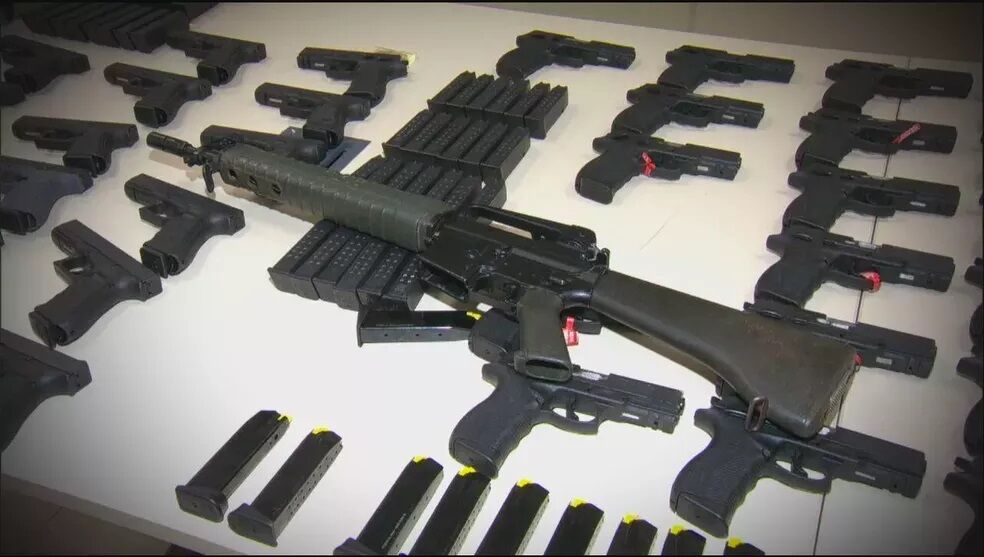 Número de armas nas mãos de caçadores e atiradores chega a 1 milhão no Brasil Número de armas nas mãos de caçadores e atiradores chega a 1 milhão no Brasil