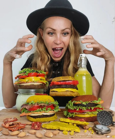 Influenciadora vegana morre de fome após dieta só de frutas Influenciadora vegana morre de fome após dieta só de frutas