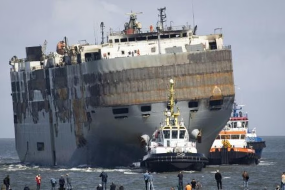 Navio é rebocado para porto holandês após pegar fogo com milhares de carros a bordo Navio é rebocado para porto holandês após pegar fogo com milhares de carros a bordo