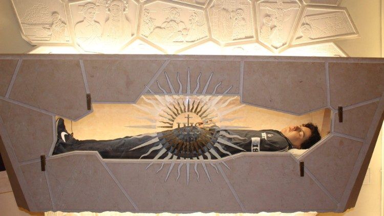 Ao lado do corpo intacto do beato Carlo Acutis, padre Sandro Santos abençoa fiéis e pede intercessão Ao lado do corpo intacto do beato Carlo Acutis, padre Sandro Santos abençoa fiéis e pede intercessão