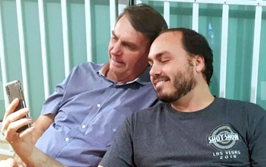 Carlos diz que deixará redes de Bolsonaro: 'Difícil ser tratado como rato' Carlos diz que deixará redes de Bolsonaro: 'Difícil ser tratado como rato'