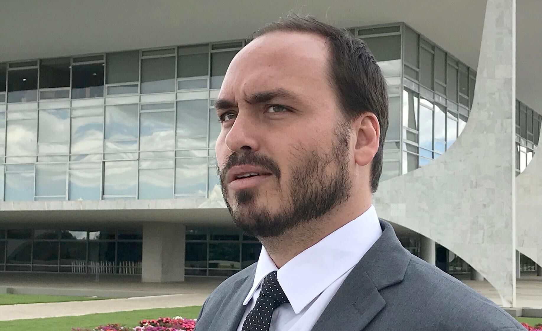Carlos Bolsonaro lança a mãe, Rogéria Bolsonaro, para eleição à Câmara do Rio