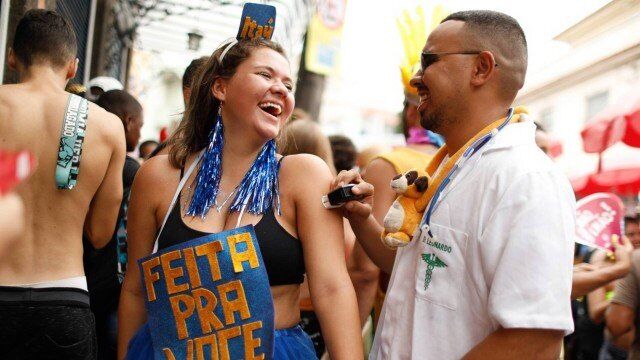 Foliões usam carimbos, QR Code e 'procura-se' nas redes para paquerar no Carnaval Foliões usam carimbos, QR Code e 'procura-se' nas redes para paquerar no Carnaval