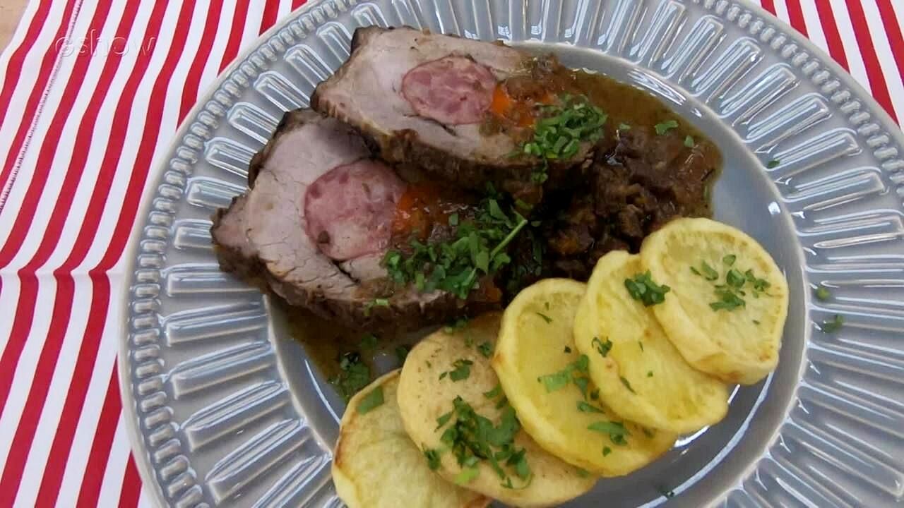 Carne assada ao molho de cerveja preta, uma joia na mesa do almoço Carne assada ao molho de cerveja preta, uma joia na mesa do almoço