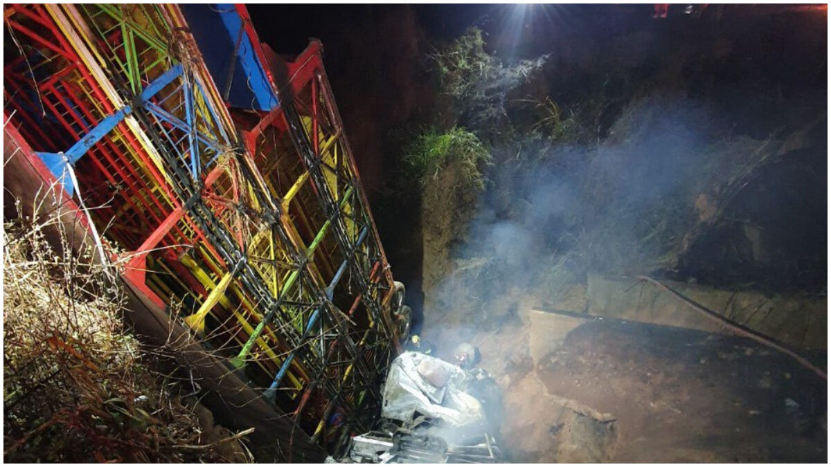Carreta Furacão cai em barranco de 15 metros e duas pessoas morrem carbonizadas Carreta Furacão cai em barranco de 15 metros e duas pessoas morrem carbonizadas