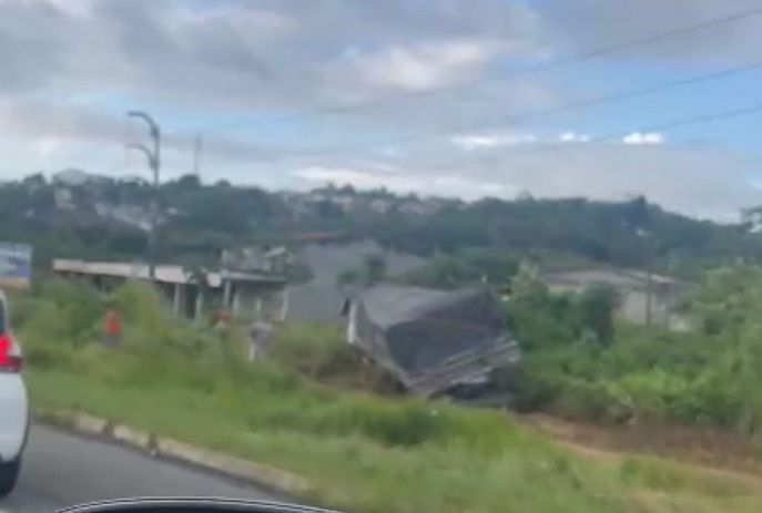 Motorista de carreta perde controle e sai da pista na BR-230 entre Bayeux e Santa Rita Motorista de carreta perde controle e sai da pista na BR-230 entre Bayeux e Santa Rita