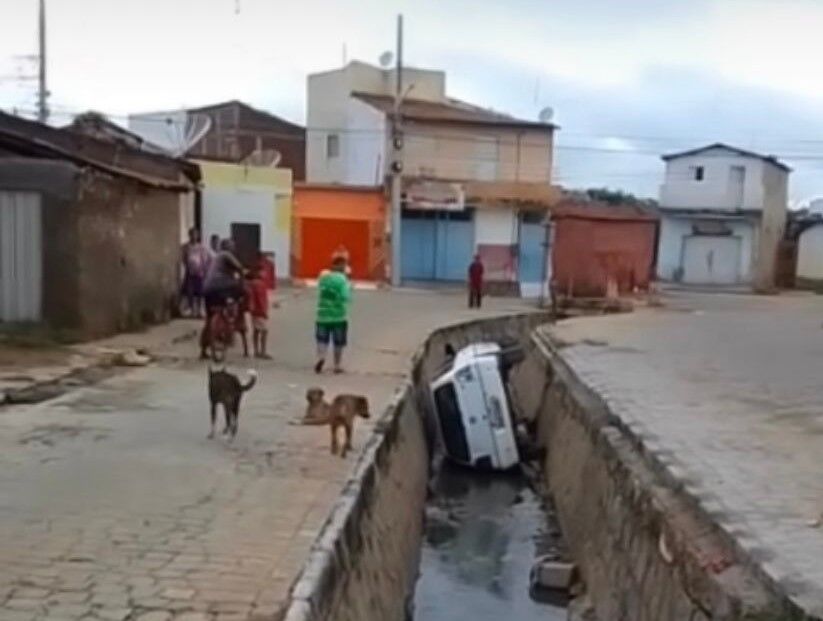 Carro cai em canal de esgoto após motorista perder controle, em Pombal