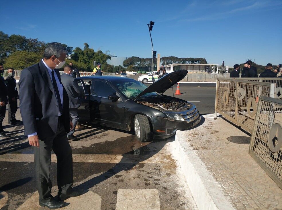 Carro do comboio presidencial se envolve em acidente na frente do Palácio do Planalto Carro do comboio presidencial se envolve em acidente na frente do Palácio do Planalto