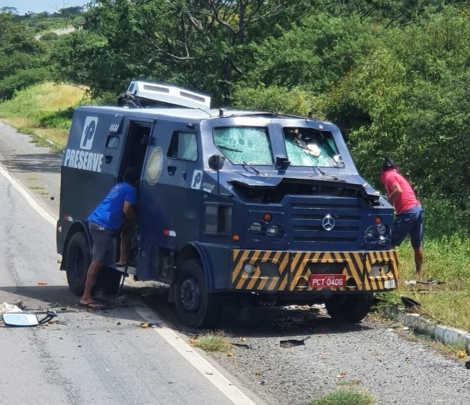 Carro forte é metralhado durante assalto na BR-230 entre Aparecida e Pombal Carro forte é metralhado durante assalto na BR-230 entre Aparecida e Pombal