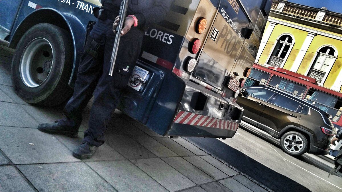 Vigilantes de carro-forte paralisam atividades reivindicando reajuste salarial Vigilantes de carro-forte paralisam atividades reivindicando reajuste salarial