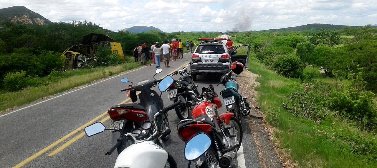 Carro-forte é explodido por criminosos no Sertão do Estado Carro-forte é explodido por criminosos no Sertão do Estado