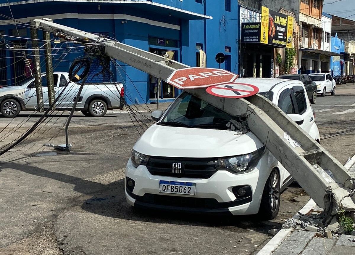 Caminhão bate em fiação elétrica e derruba poste no Centro de João Pessoa; carro é atingido Caminhão bate em fiação elétrica e derruba poste no Centro de João Pessoa; carro é atingido