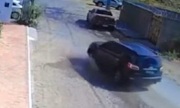 Empresário tem carro de luxo roubado por bandidos em Cajazeiras Empresário tem carro de luxo roubado por bandidos em Cajazeiras
