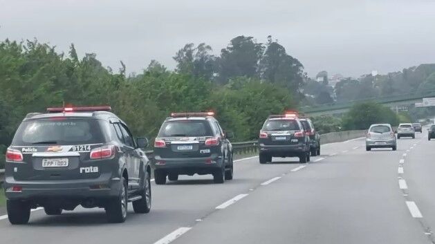 Carro com farol apagado de dia nas rodovias serão multados a partir desta sexta Carro com farol apagado de dia nas rodovias serão multados a partir desta sexta