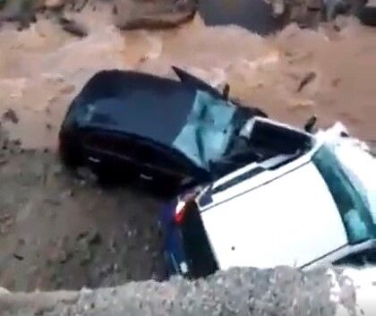 Chuva abre cratera em rodovia que liga Paraíba ao Ceará e dois carros caem dentro Chuva abre cratera em rodovia que liga Paraíba ao Ceará e dois carros caem dentro