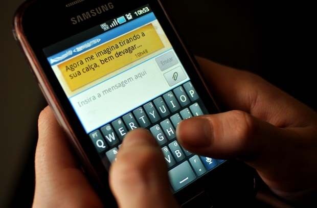 Casais trocam fotos íntimas pelo celular para apimentar a relação Casais trocam fotos íntimas pelo celular para apimentar a relação