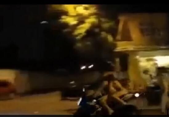 Casal nu é flagrado andando de moto em Campina Grande; veja vídeo Casal nu é flagrado andando de moto em Campina Grande; veja vídeo