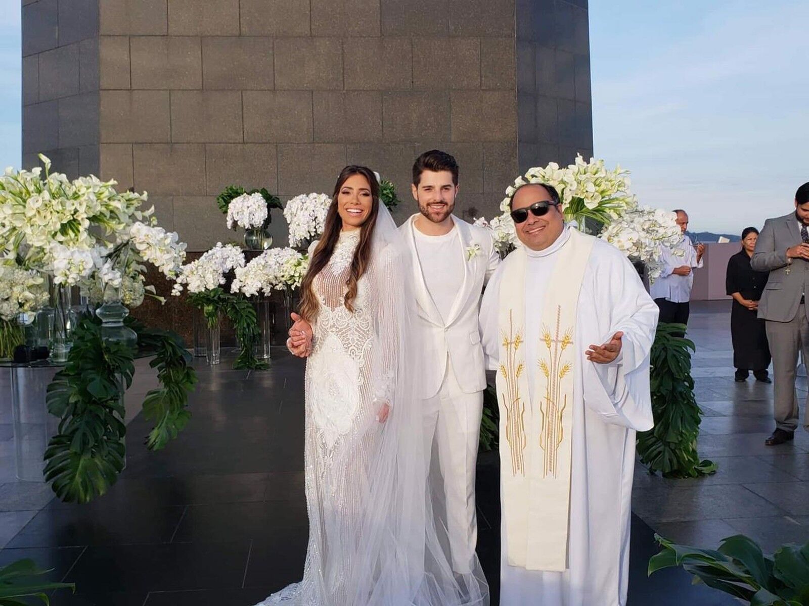 Alok se casa com Romana Novais ao amanhecer no Cristo Redentor Alok se casa com Romana Novais ao amanhecer no Cristo Redentor