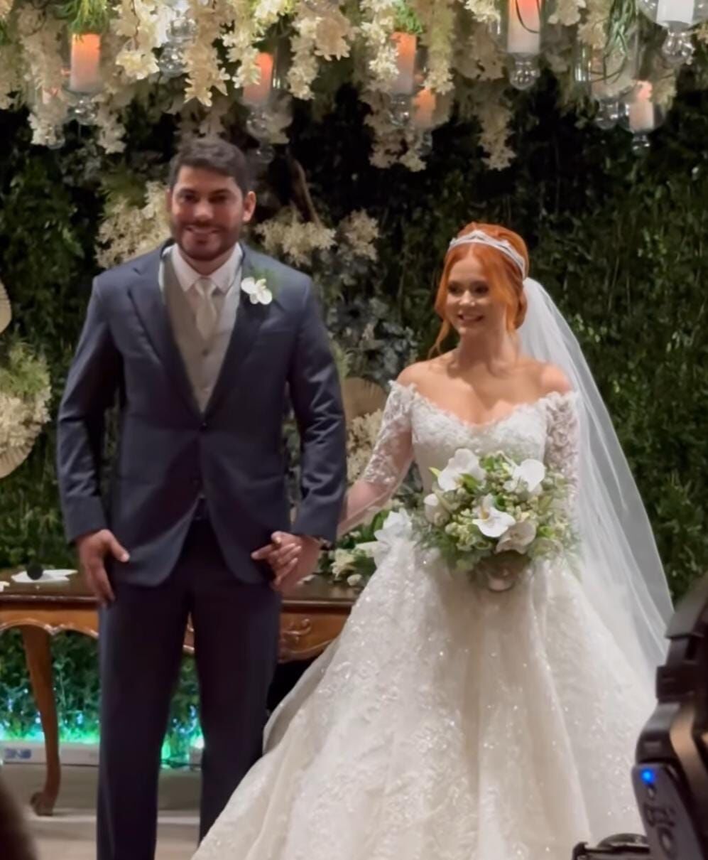 Festa de casamento de Yugnir e Mirela custou R$ 2 milhões; vestido da noiva, revestido com cristais Swarosvki, foi R$ 200 mil Festa de casamento de Yugnir e Mirela custou R$ 2 milhões; vestido da noiva, revestido com cristais Swarosvki, foi R$ 200 mil