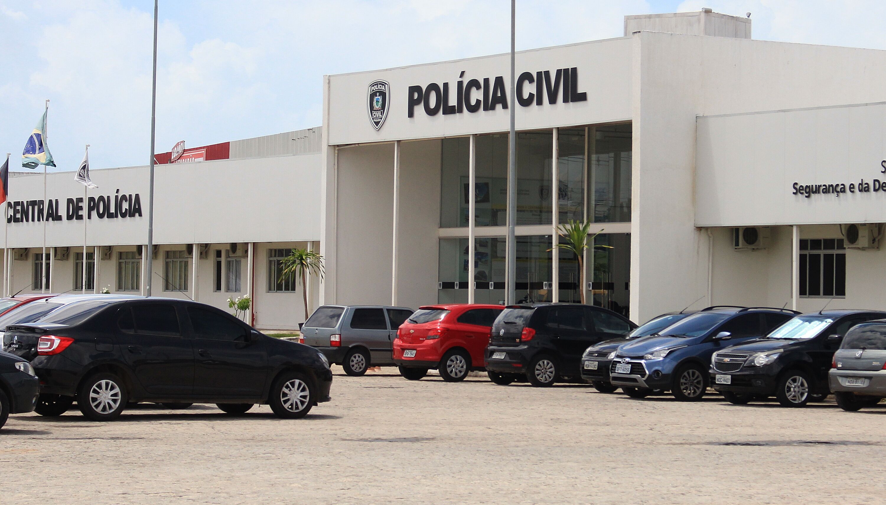 Após confusão com advogados, OAB-PB anuncia ações judiciais contra delegados e agentes da Polícia Civil e delegada passará por exames psiquiátricos Policial reformado foi ouvido na Cidade de Polícia, em João Pessoa.
