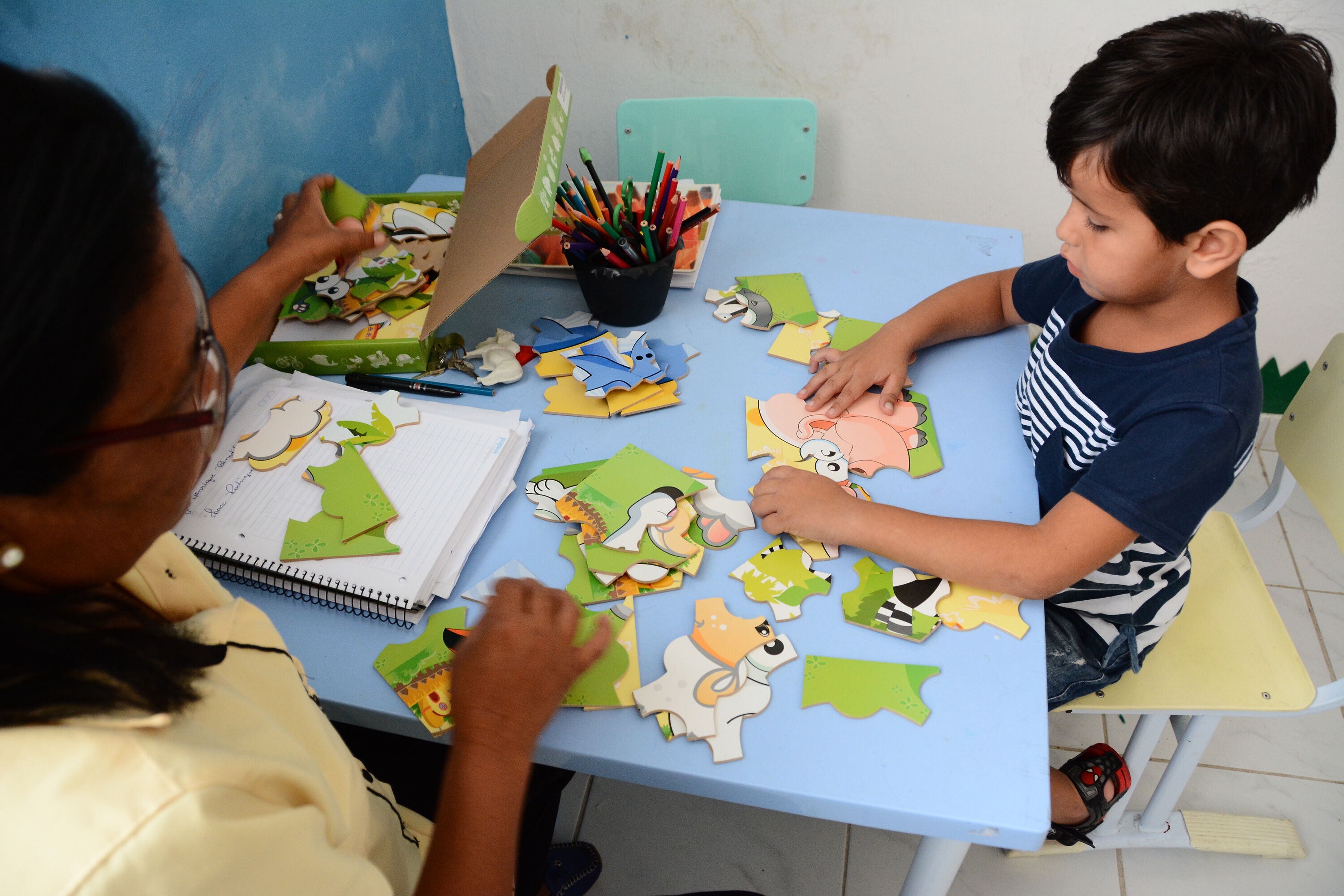 Instituto oferece curso de formação de assistente terapêutico para profissionais que atuam com crianças autistas em João Pessoa Crianças com autismo são acompanhadas pelo assistente terapêutico.