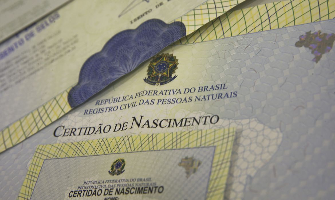 Brasil registrou mais de 100 mil crianças sem nome do pai só neste ano; são quase 500 por dia Brasil registrou mais de 100 mil crianças sem nome do pai só neste ano; são quase 500 por dia