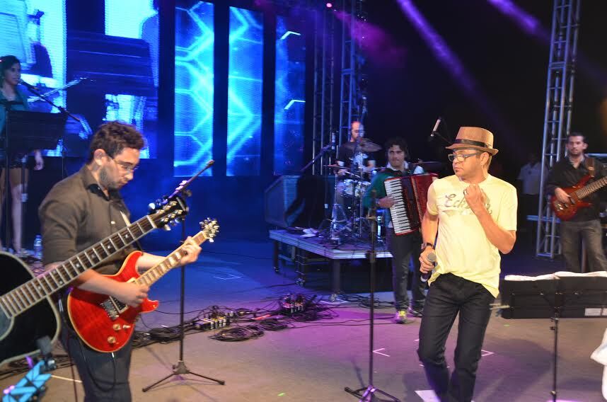 Cezinha, Tony Dumont e Mastruz com Leite animam penúltimo domingo do Maior São João do Mundo