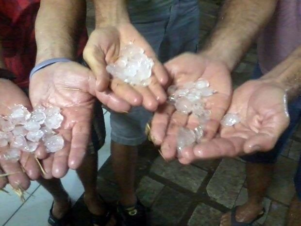 Meteorologista explica que altas temperaturas provocam chuva de granizo no Sertão e que condições climáticas não permitem fenômeno no litoral Meteorologista diz que as altas temperaturas provocaram chuva de granizo no Sertão e que condições climáticas não permitem fenômeno no litoral