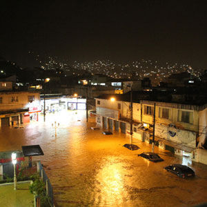 Chuva causa mortes e deslizamentos em Teresópolis Chuva causa mortes e deslizamentos em Teresópolis