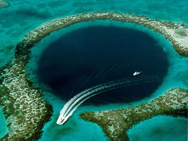 Cientistas encontram indícios do fim dos maias no 'Grande Buraco Azul' Cientistas encontram indícios do fim dos maias no 'Grande Buraco Azul'