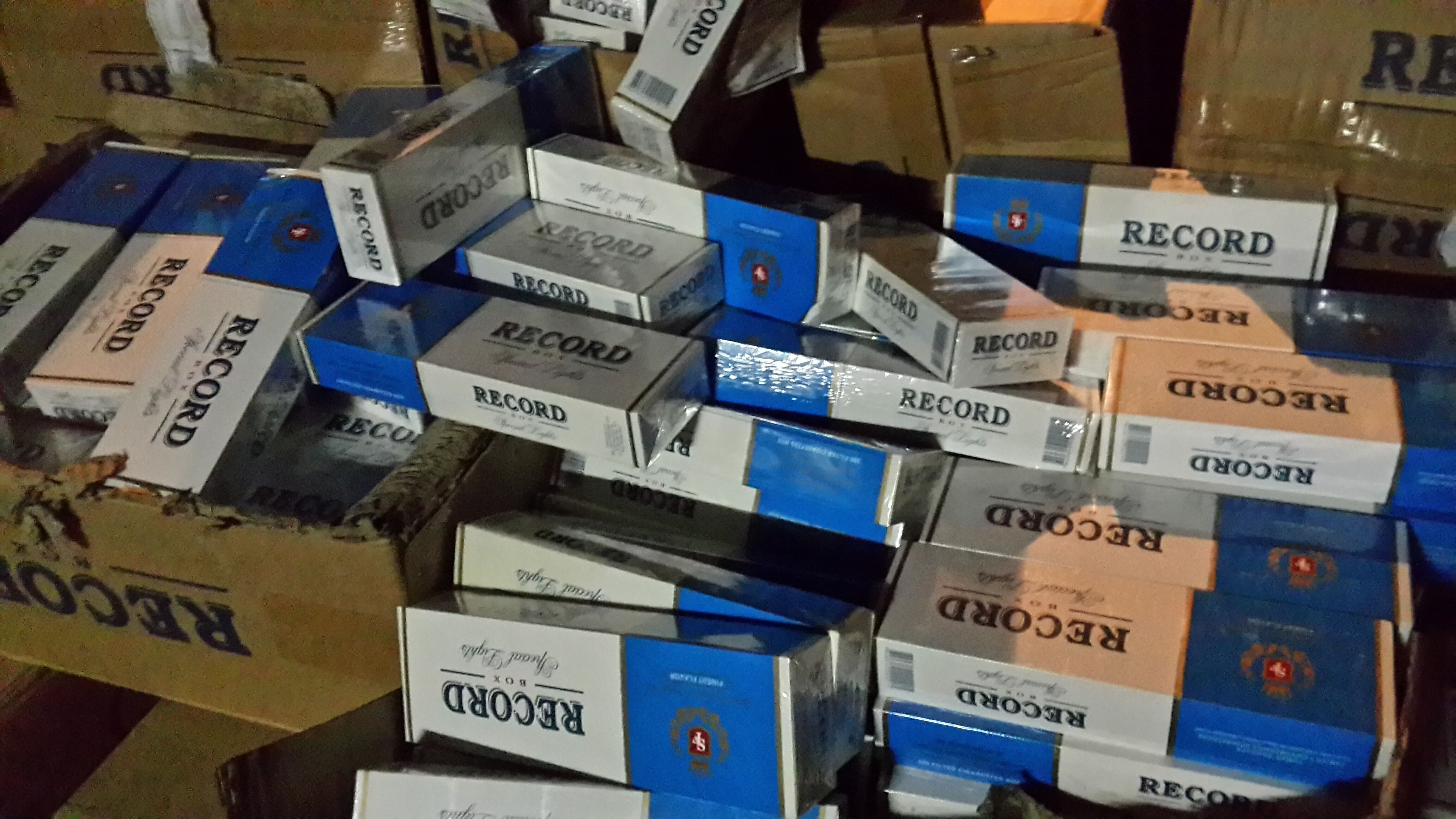 Polícia apreende 55 mil maços de cigarros contrabandeados avaliados em quase R$ 200 mil, em Cruz do Espírito Santo polícia