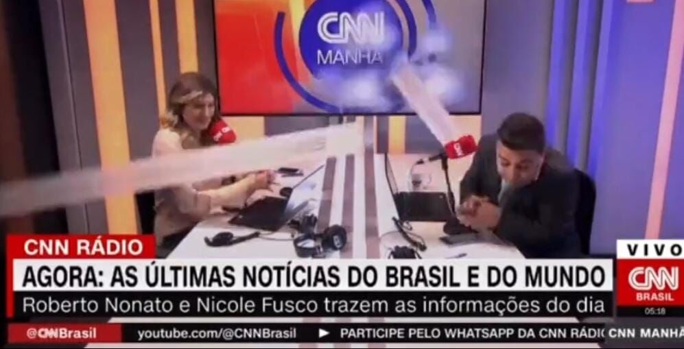 VÍDEO: estrutura de estúdio desaba e cai em cima de apresentadores da CNN Brasil VÍDEO: estrutura de estúdio desaba e cai em cima de apresentadores da CNN Brasil